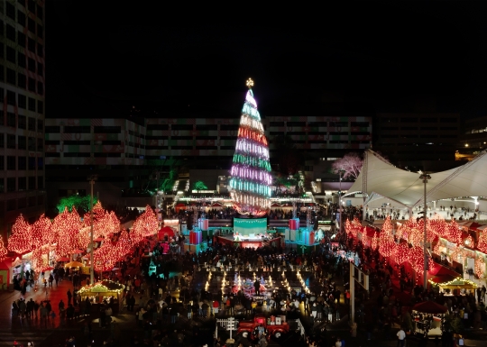 Christmas tree, Crown Center square, ice terrace
